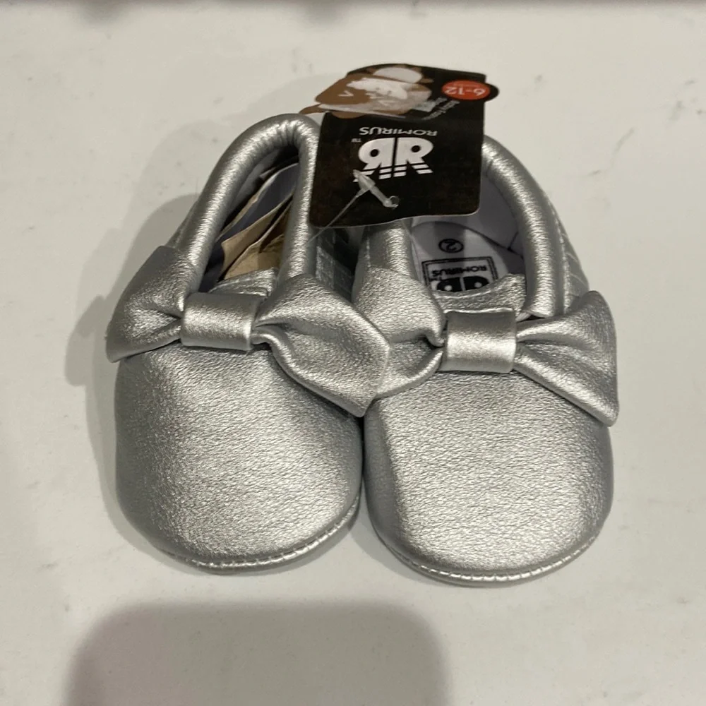 Romirus baby shoes Baby Moccasins bows and fringe NWT silver 6-12 months size 2